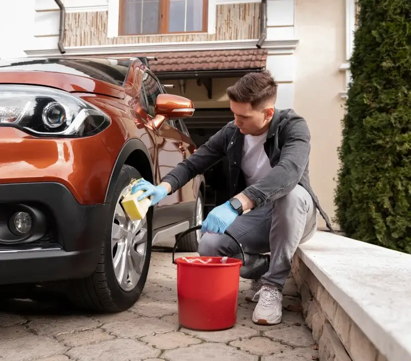 Lavage auto à domicile Almont-les-Junies : professionnel intervenant sur un véhicule